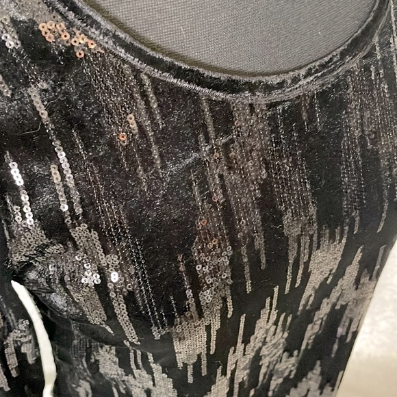 Exquisite black sequin cold shoulder top - Picture 9 of 10